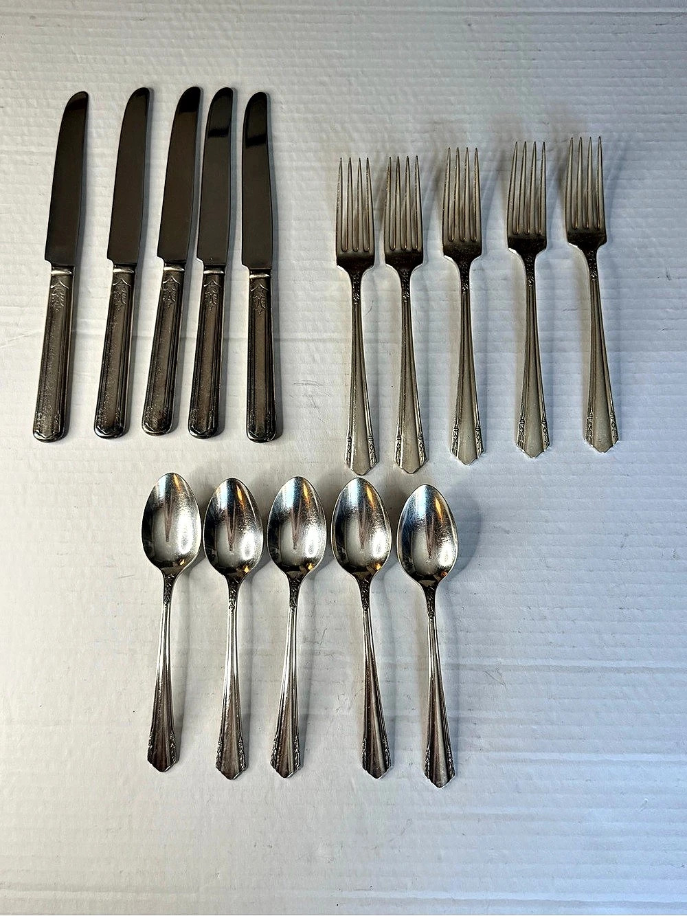 Vintage Wm A Rogers A1 Plus Oneida Ltd Silverplate Flatware Set - 15 Pieces Art